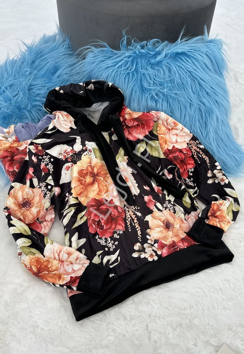 Image of Czarny welurowy dres w kwiaty dla dziewczynki