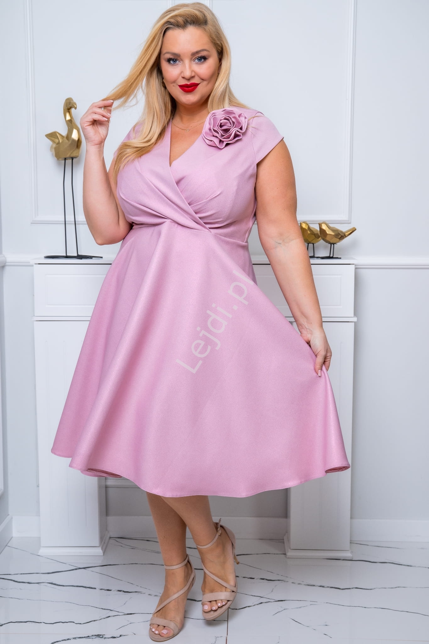 Pustynno różowa sukienka z różą na ramieniu ELENA r.36 - r.50 PLUS SIZE