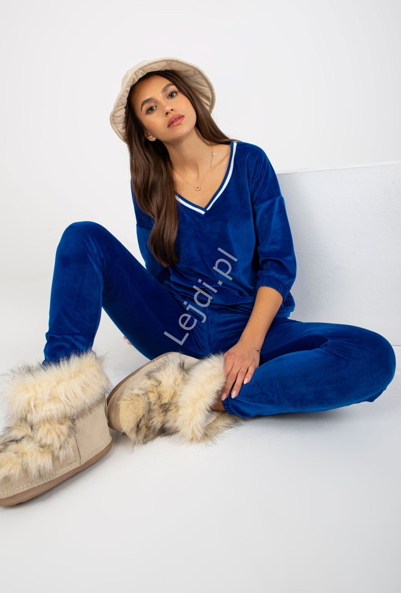 Komplet welurowy z dekoltem wykończonym lamówką, chabrowy