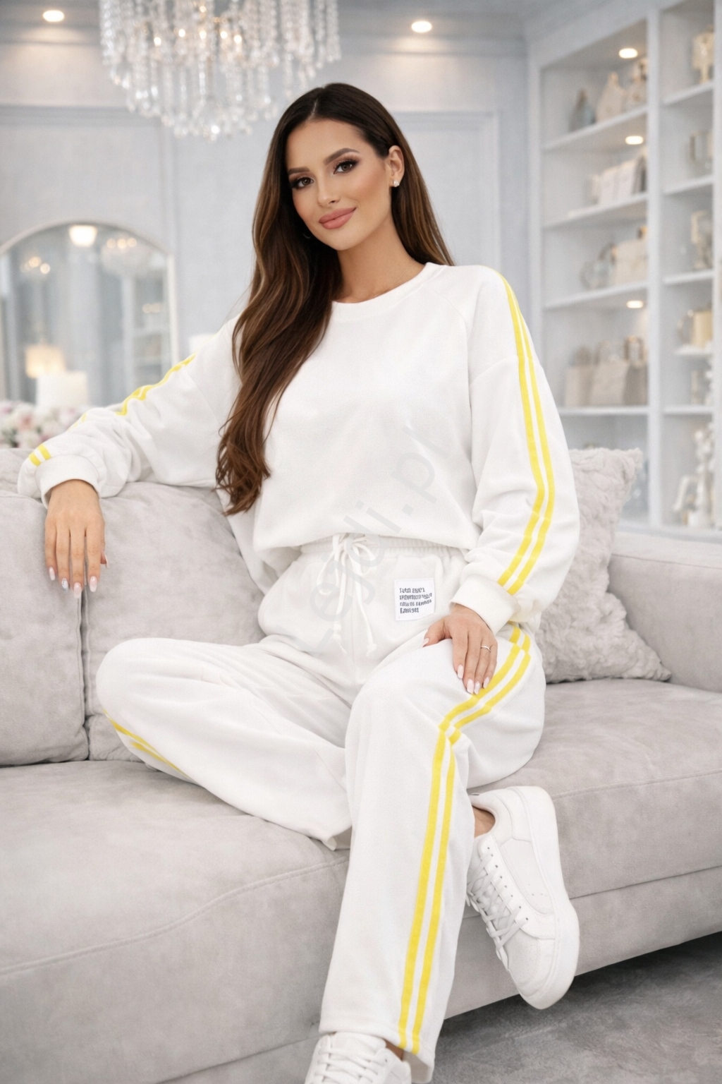 Komplet damski dresowy bia�y z lampasami paskami po bokach 2213