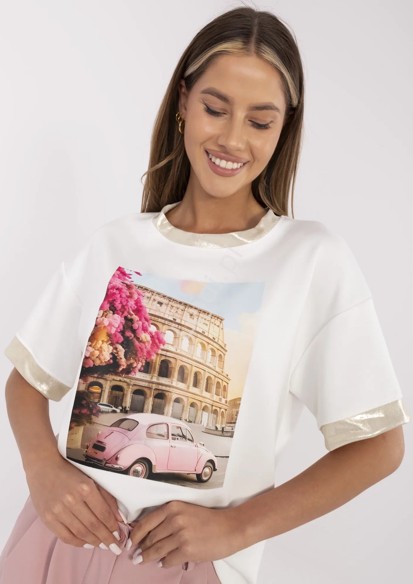 T-shirt damski ze złotymi lamówkami ROMA z garbusem , bluzka bawełniano wiskozowa masełko PREMIUM , ecru M61771