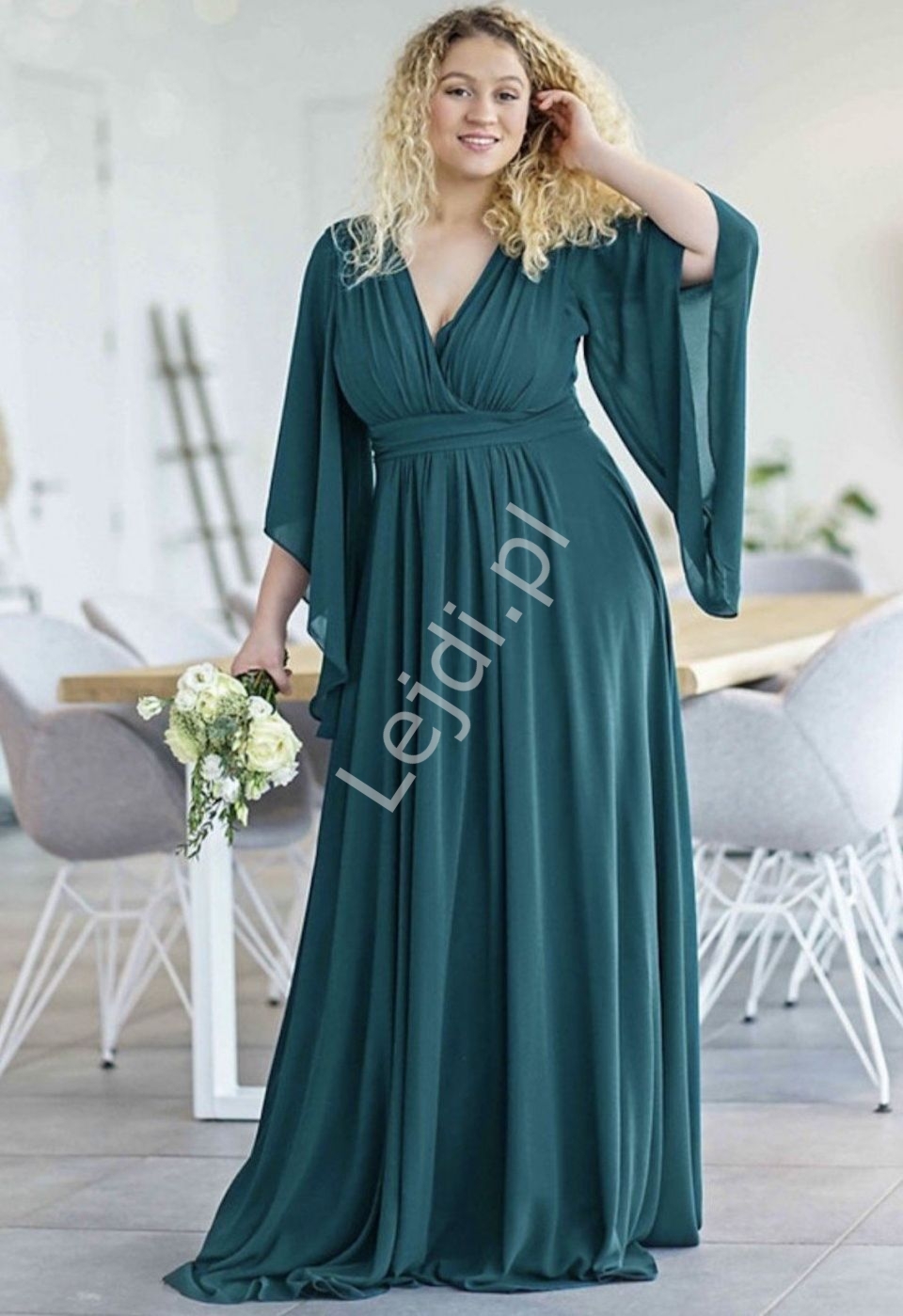 Zielona sukienka wieczorowa z oryginalnym rękawem 2290