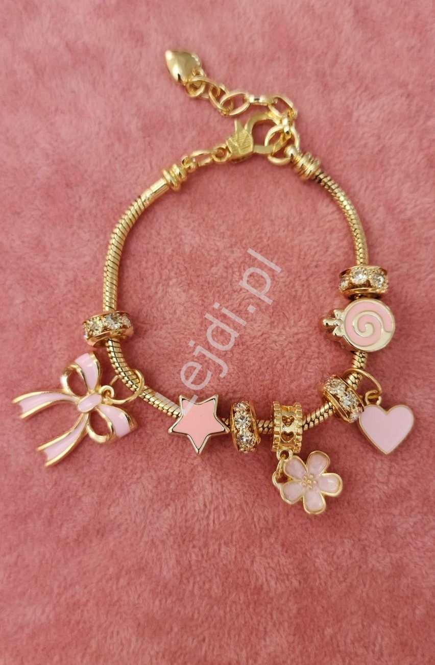 Bransoletka w kolorze zota z charmsami kokardka, cynamonka , gwiazdka
