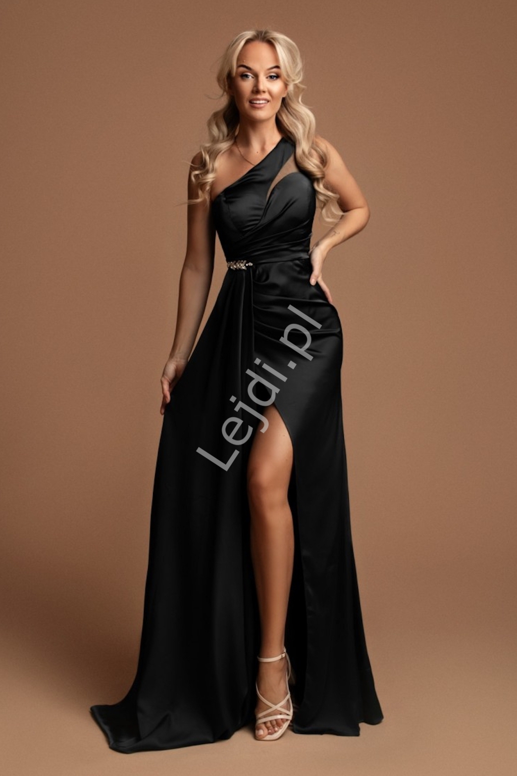 Czarna sukienka na studniwk na jedno rami z krysztakow ozdob 2466