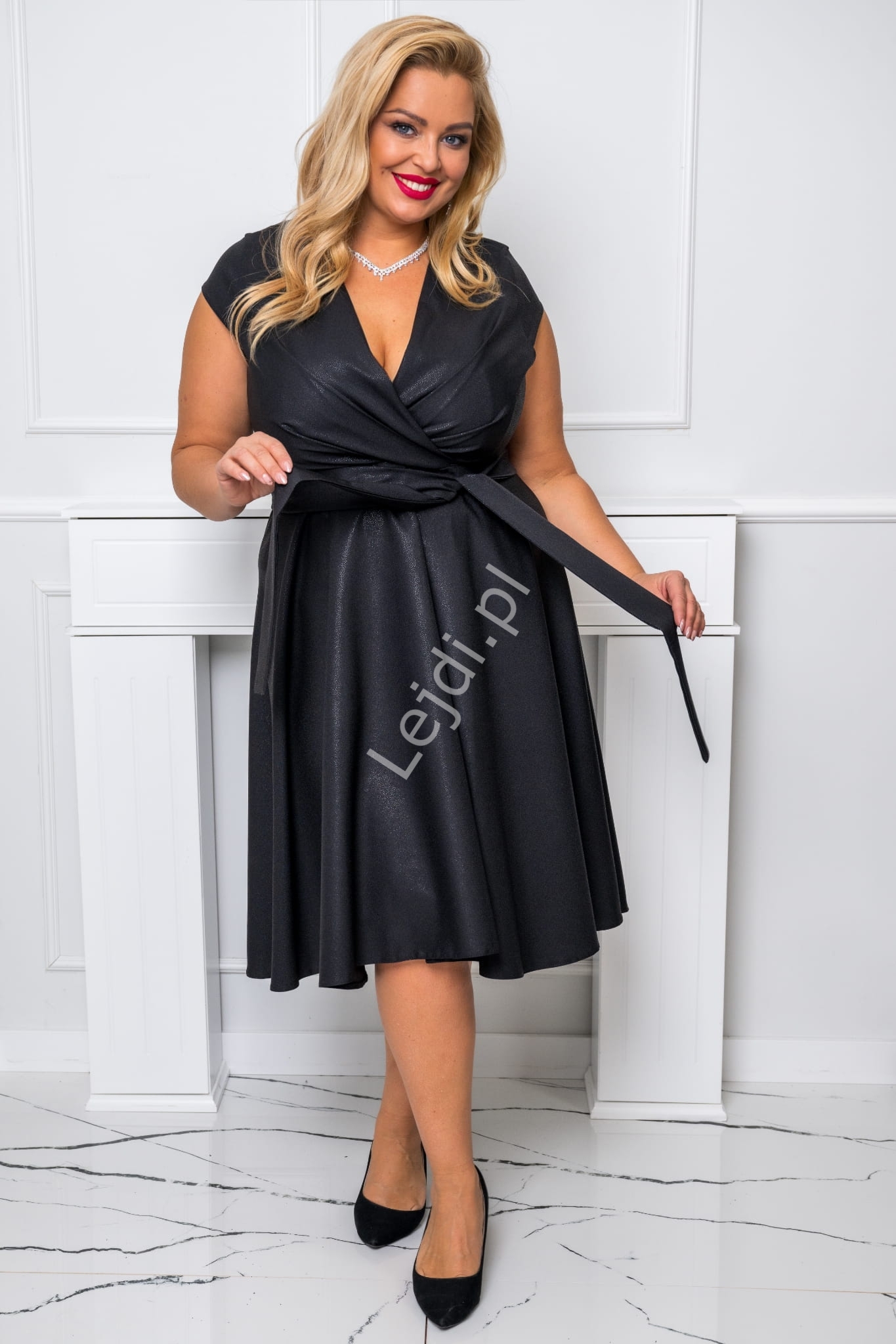 Czarna błyszcząca sukienka na sylwestra, bal, wesele z różą na ramieniu Nicol r.36 - r.50 PLUS SIZE