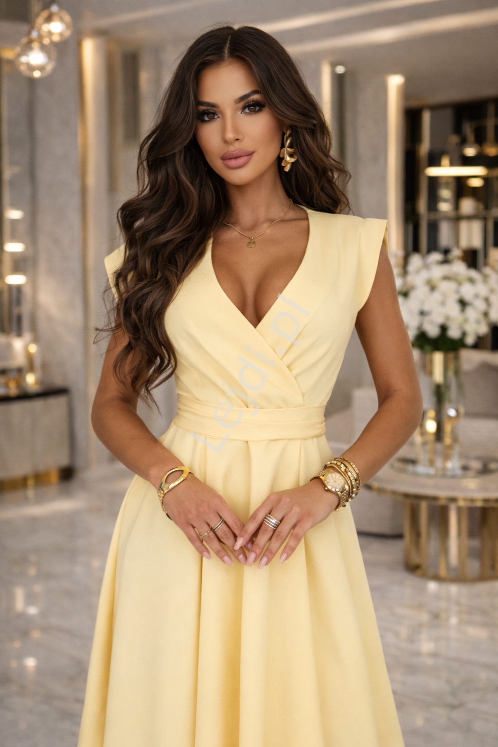 Kr�tka sukienka z kopertowym dekoltem i paskiem jasny ��ty 348-9 SCARLETT