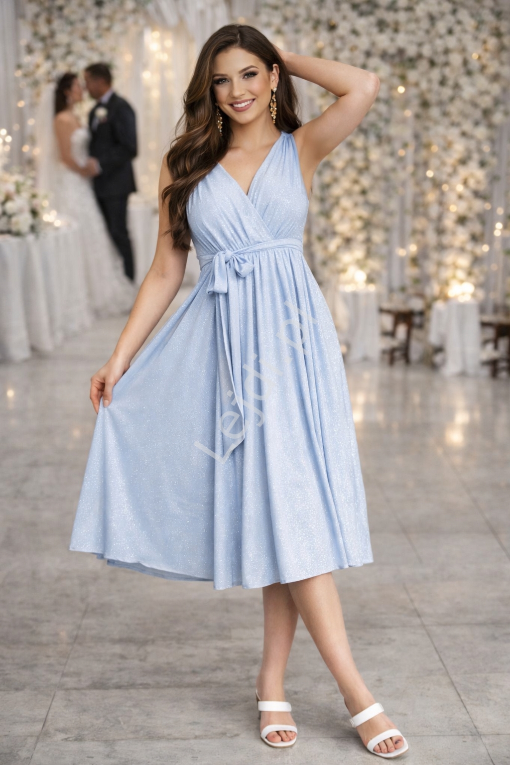 Sukienka Salma midi bez rękawa, brokatowa sukienka na wesele, na koktajl party błękitna z brokatem