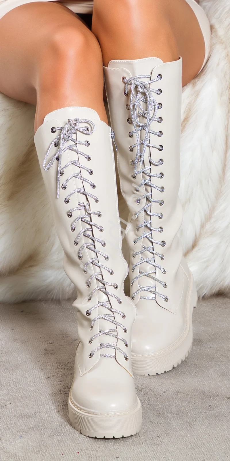 Buty kozaczki, wysokie kremowe trapery z kryształkowymi sznurówkami