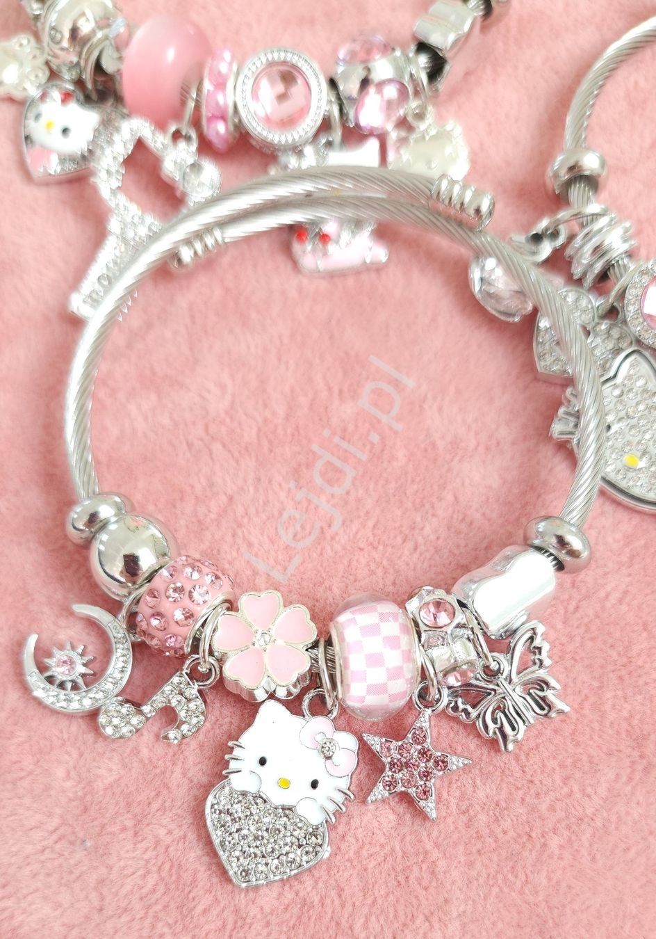 Bransoletka Hello Kitty w kolorze srebrnym z kotkiem, nutk, motylkiem i gwiazdk