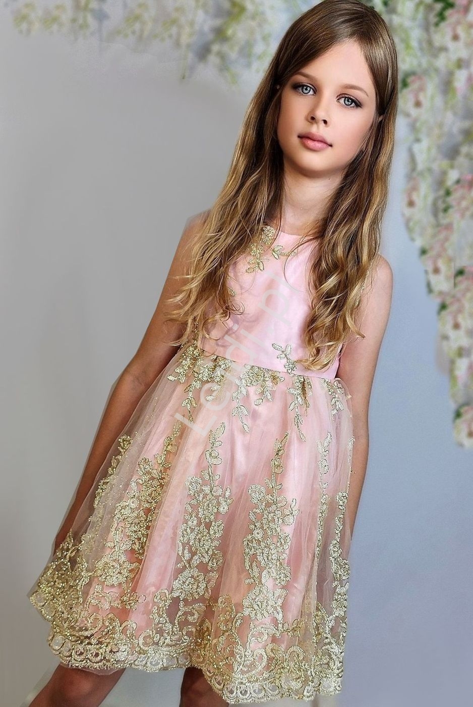 Sukienka dla dziewczynki jasno r�owa ze z�otym haftem na tiulu