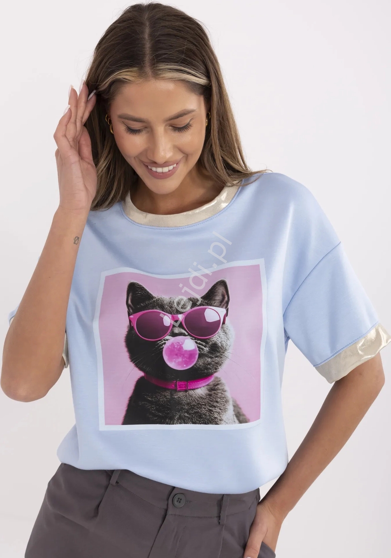 Błękitny T-shirt damski kot w okularach z gumą balonową , masełko PREMIUM, bawełniano wiskozowa 1771 Guees So