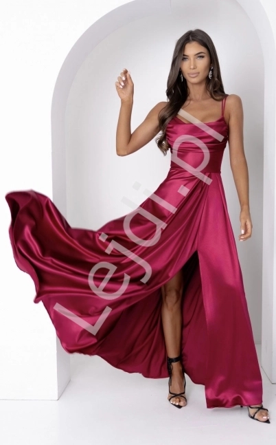 Satynowa bordowa sukienka na ramiczkach z drapowanym dekoltem i rozciciem 1173