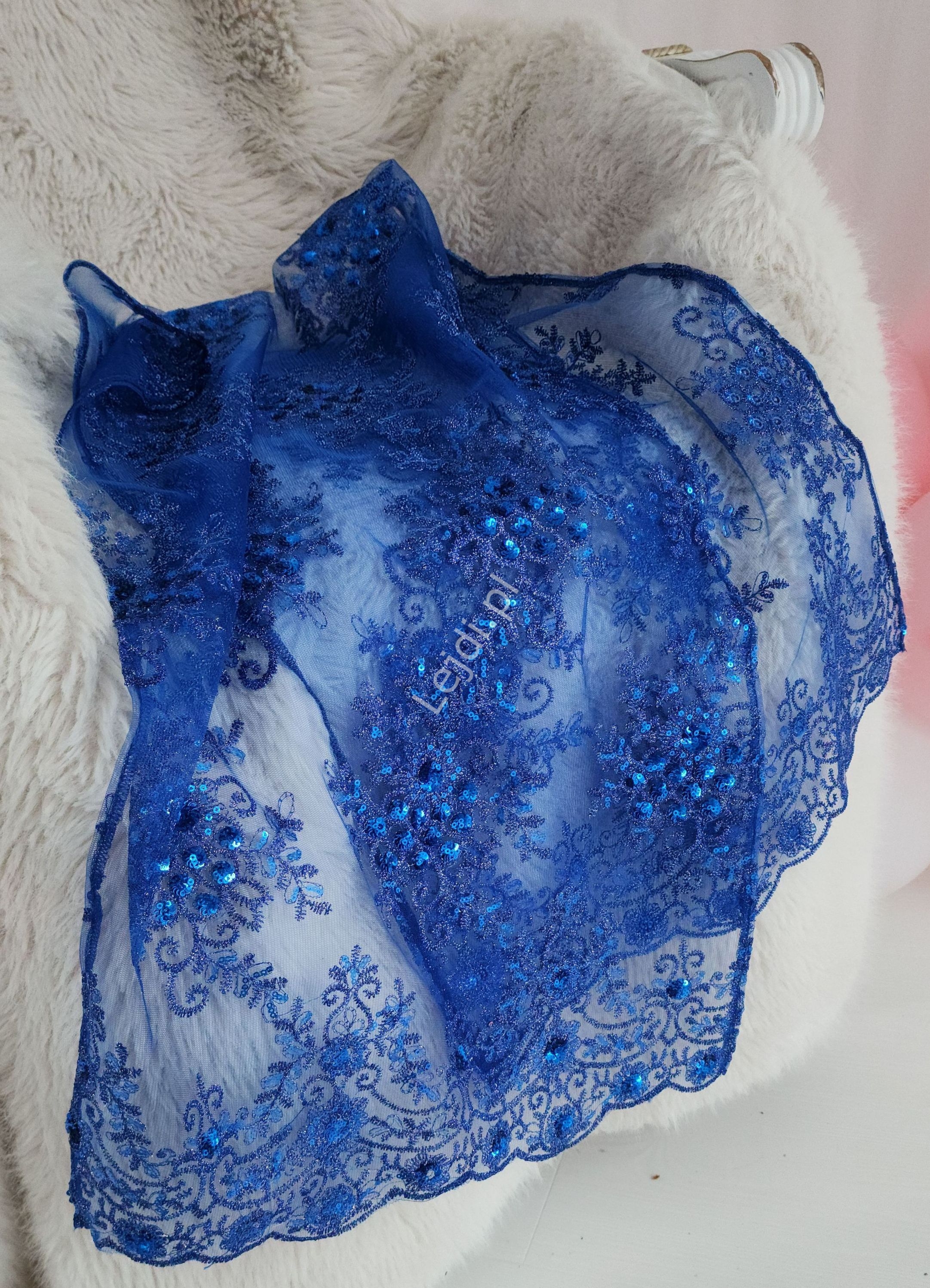 Niebieski szal koronkowy