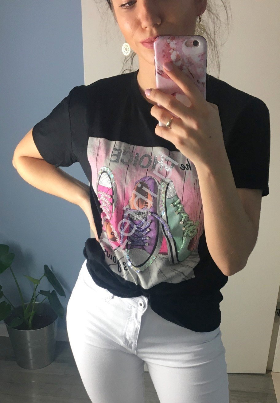 Image of Czarna koszulka z trampkami, zdobiony t-shirt damski