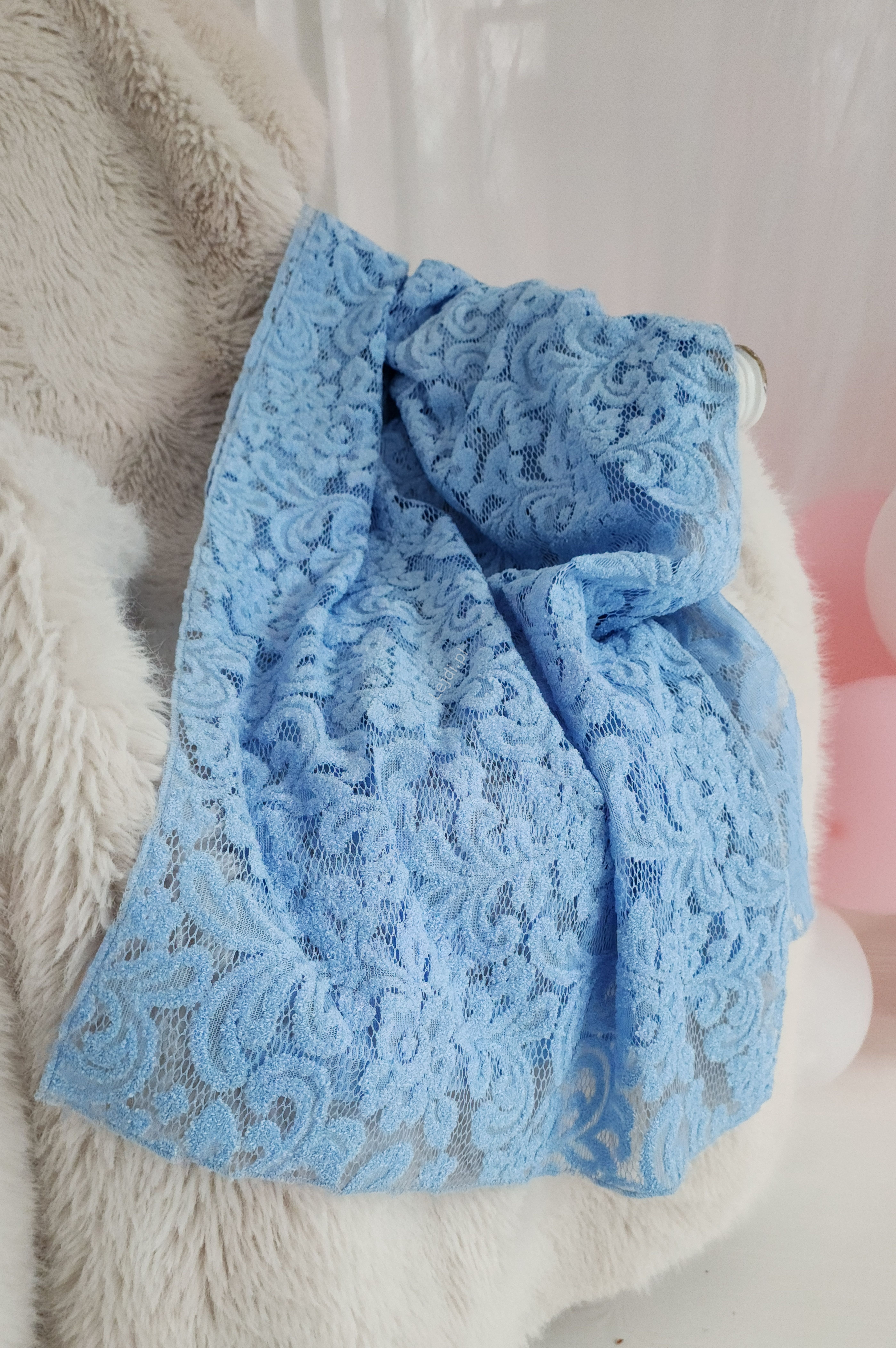 Bkitny szal koronkowy