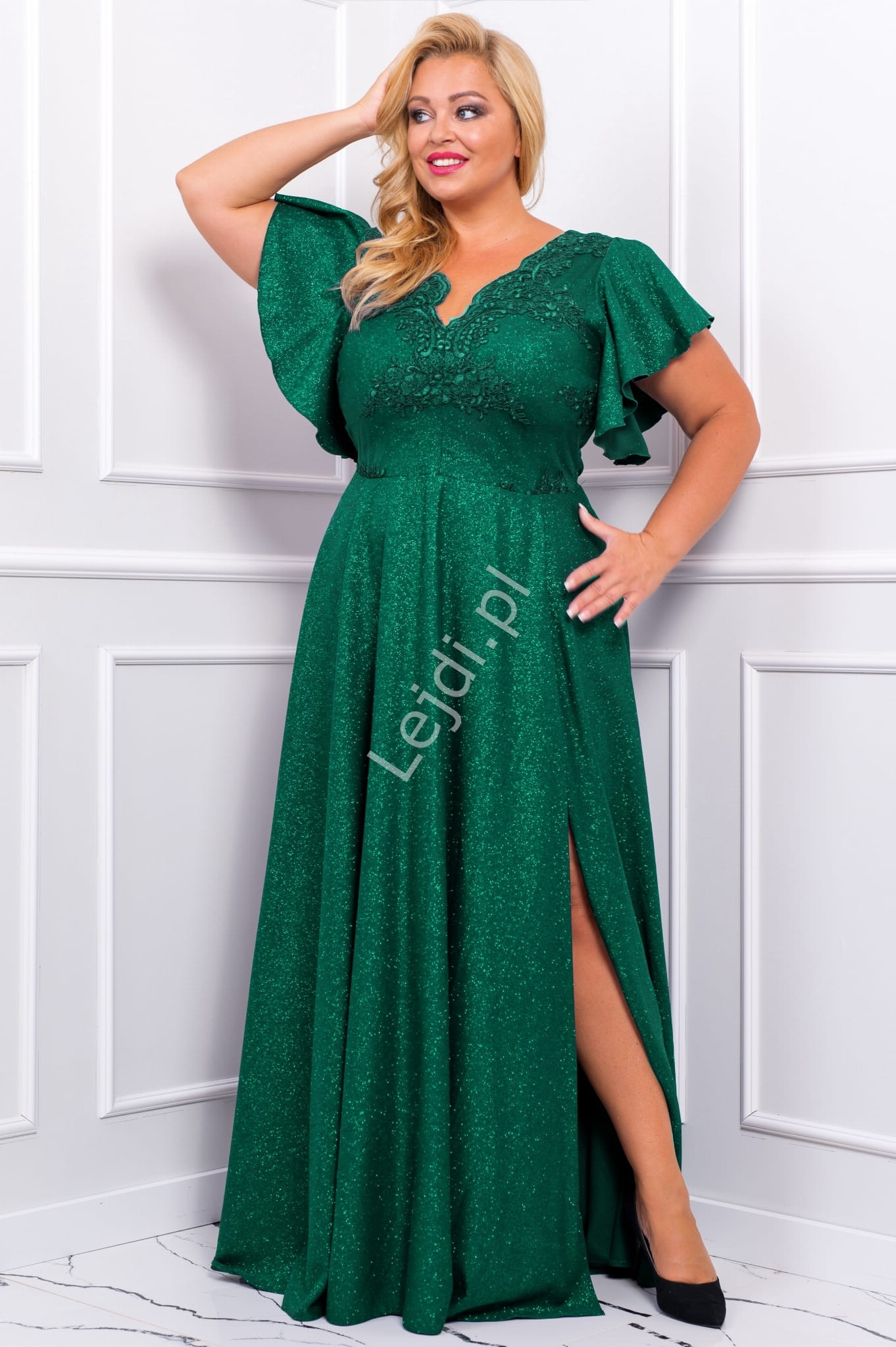 Image of Zielona brokatowa wyszczuplająca sukienka na wesele, modna sukienka plus size, Laura