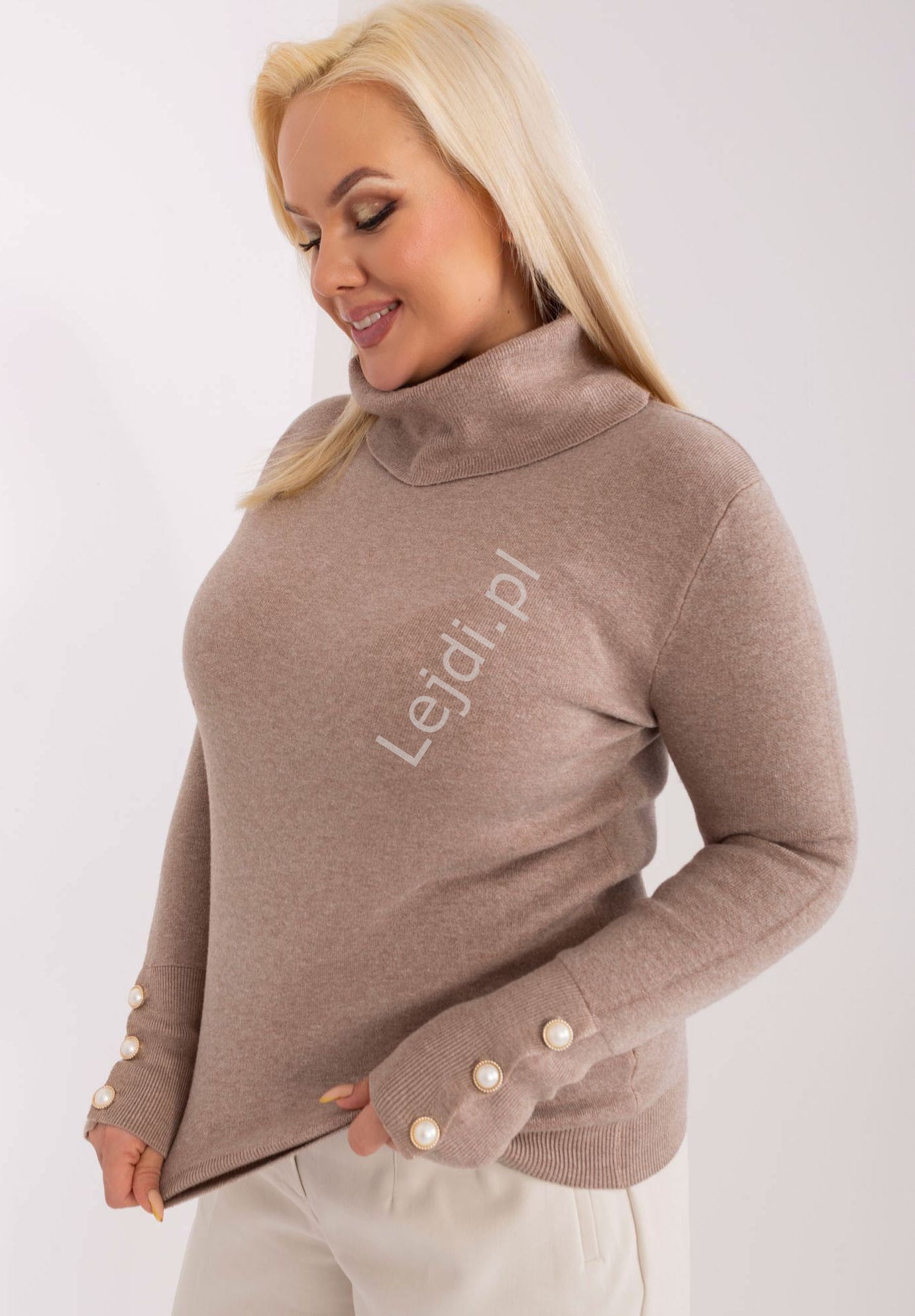 Image of Beżowy sweter Plus Size z guzikami PM781.13