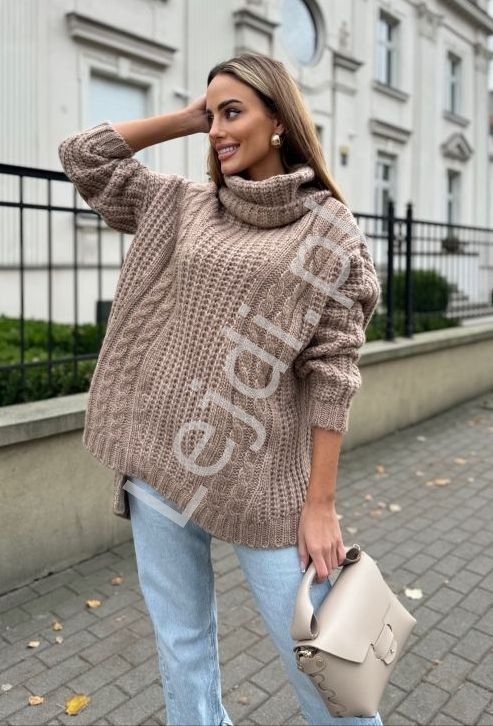 Długi oversizowy sweter damski z golfem Sophia, mocca