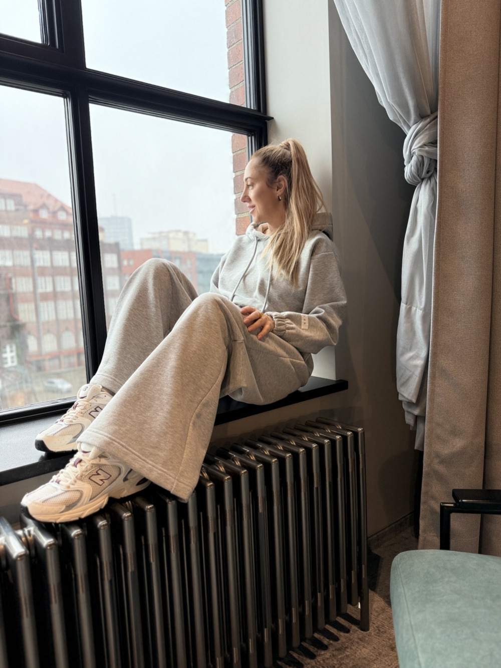 Spodnie damskie dresowe z szerokimi nogawkami 152 - szare melanż