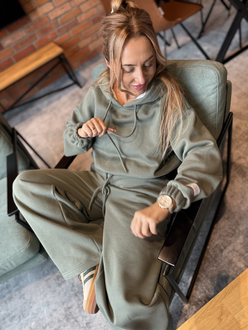 Bluza damska dresowa z kapturem 151