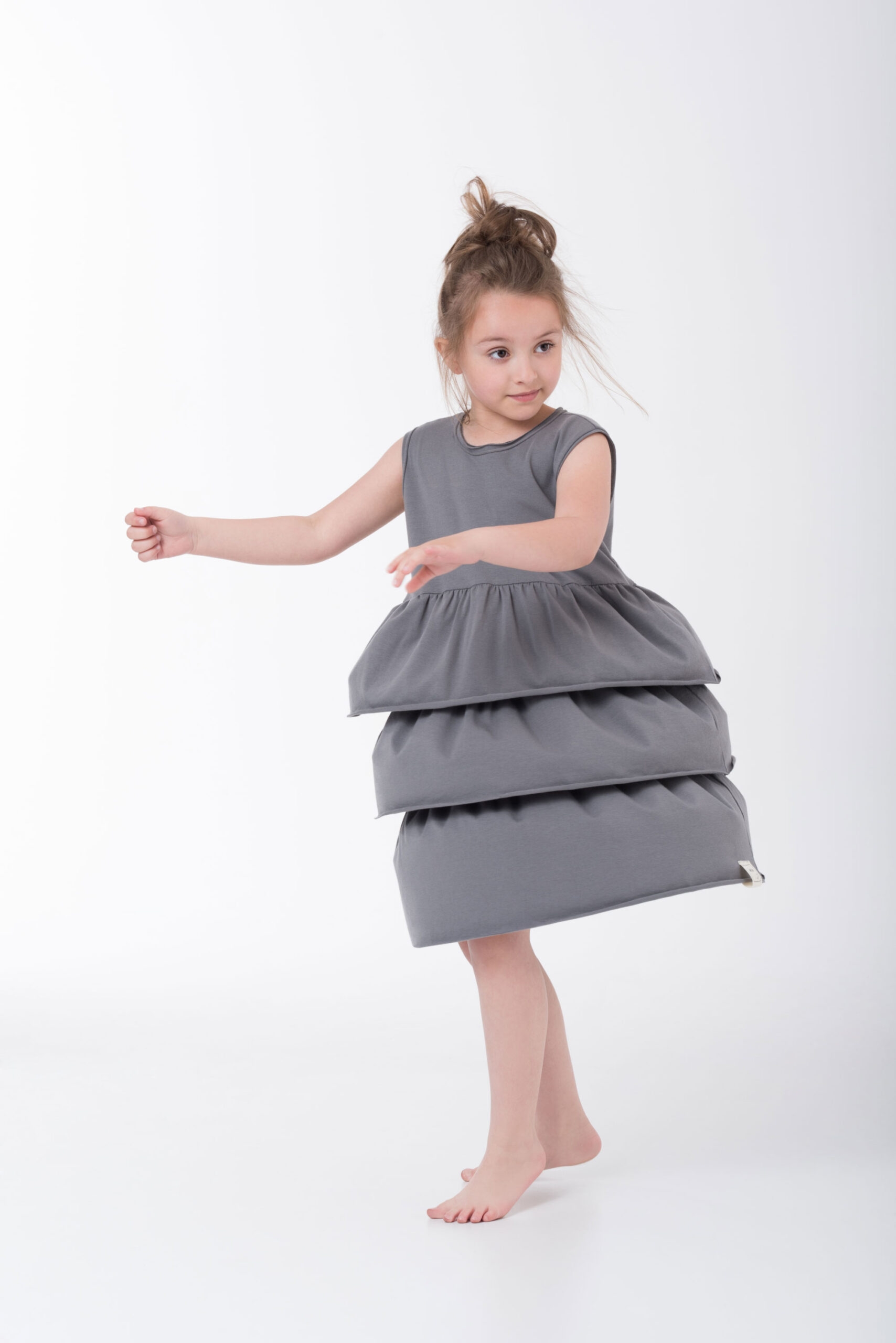 Szara sukienka dziewczęca z falbankami Twinkle Graphite