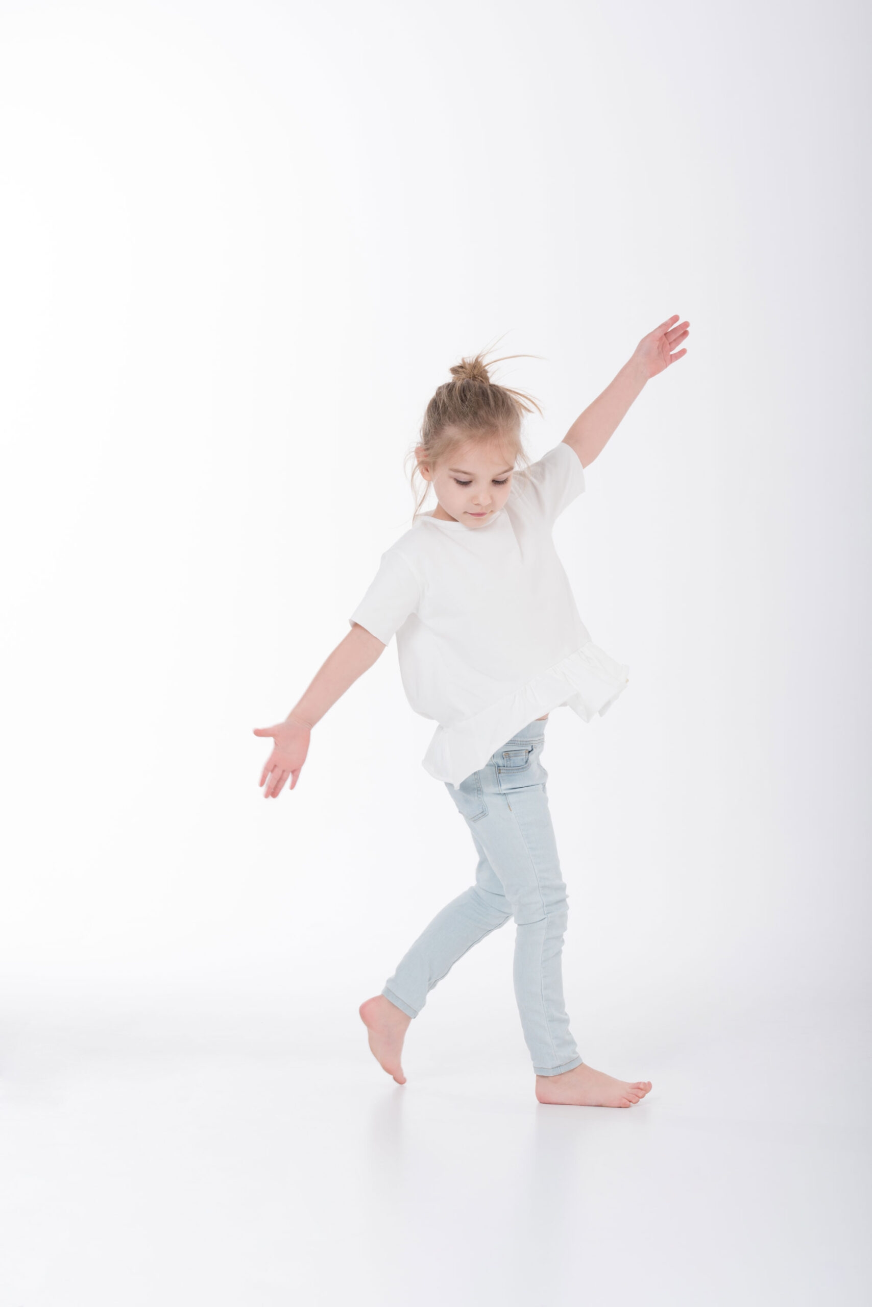 Biała dziewczęca bluzka z falbanką Happy Coconut Milk - 110/116