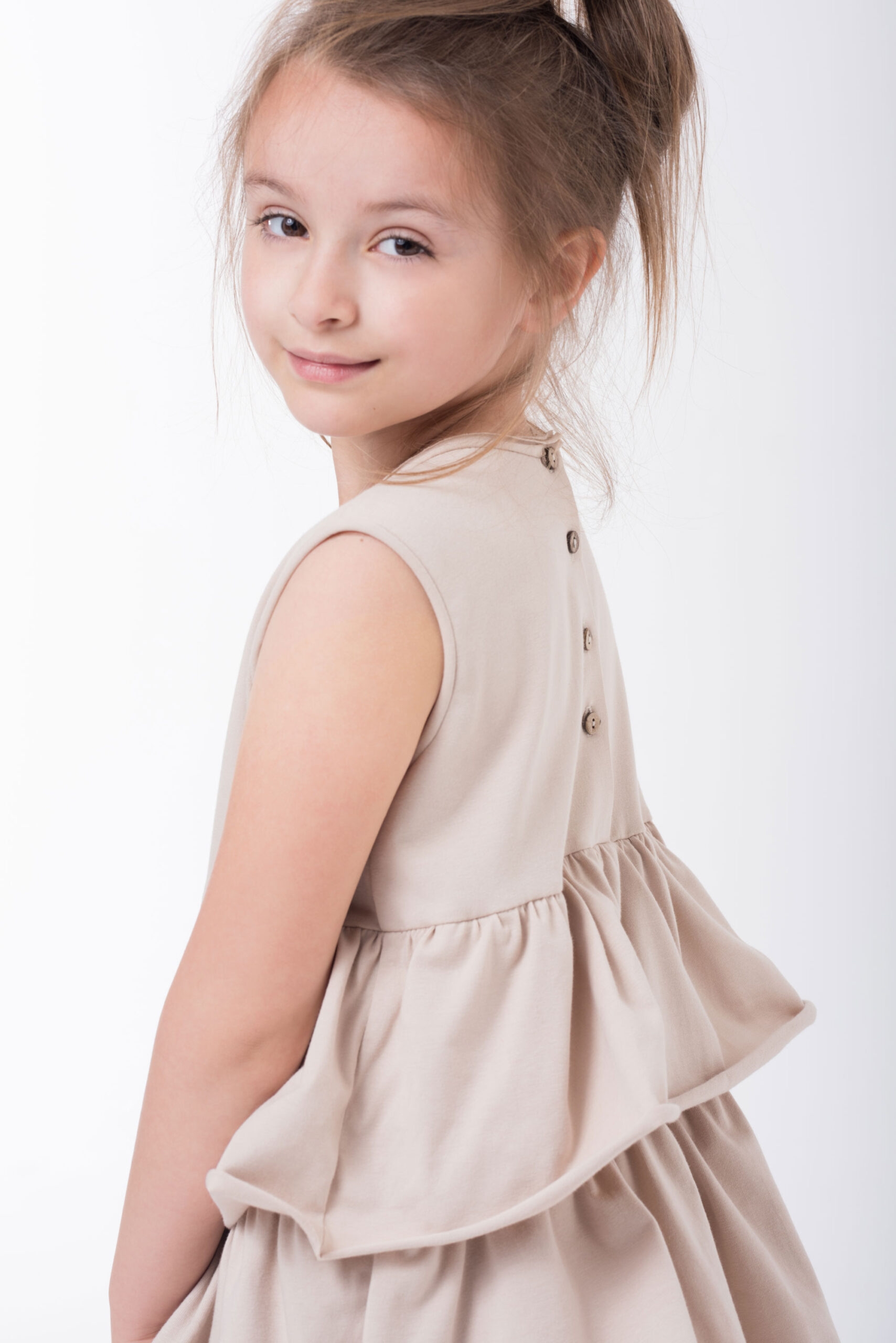 Beżowa dziewczęca sukienka z falbankami Twinkle Beige - 122/128