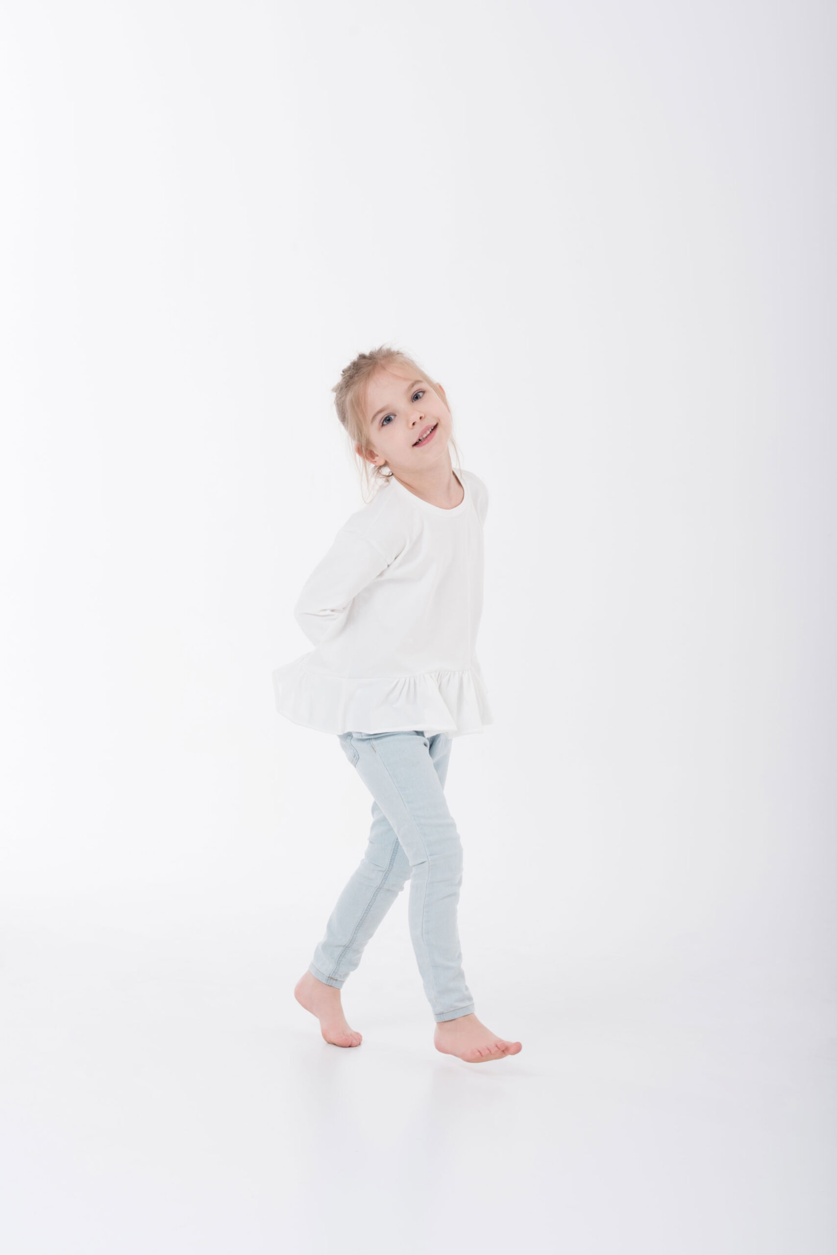 Biała bluzka z falbanką dla dziewczynki Childhood Coconut Milk - 98/104