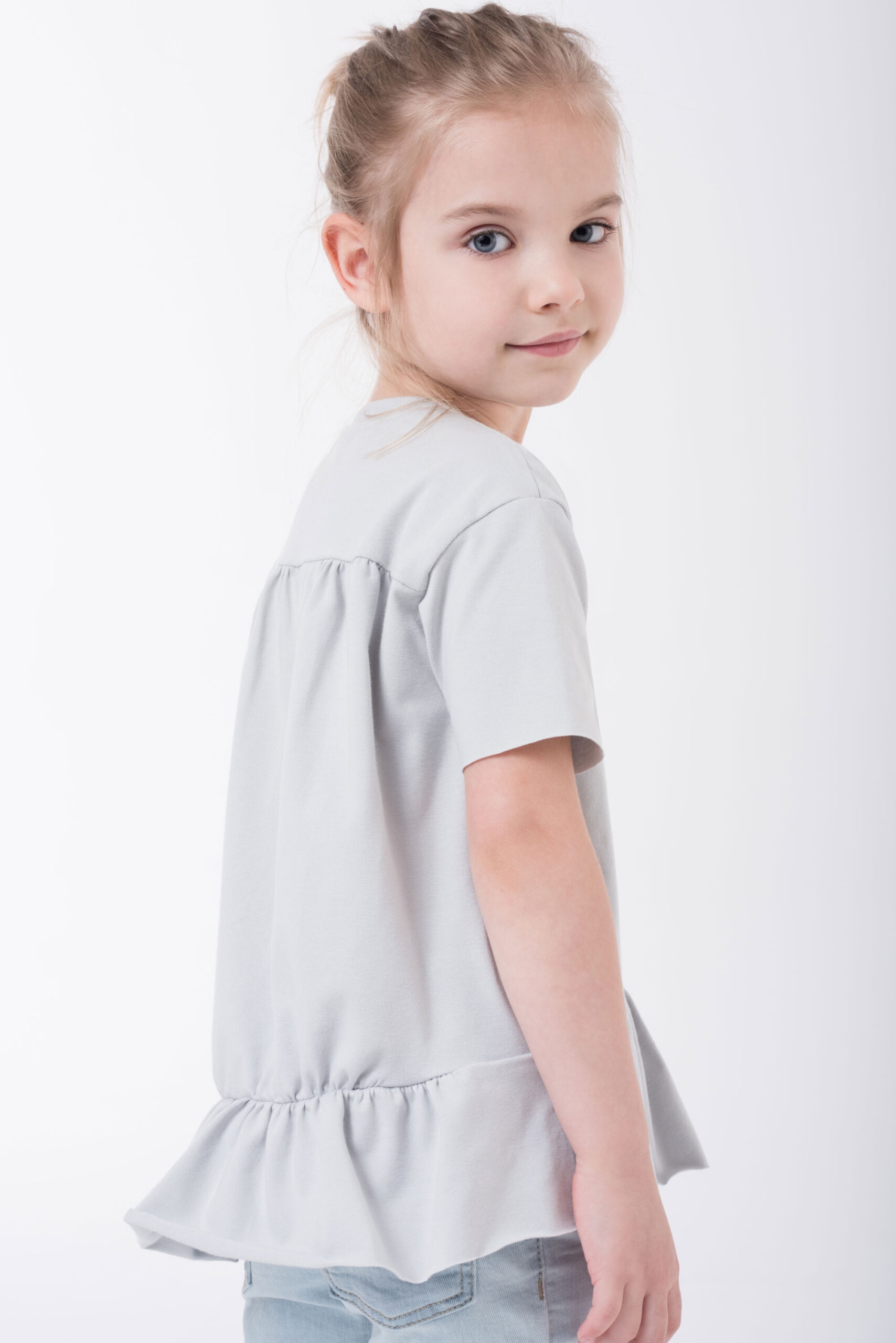 Prosta dziewczęca bluzeczka z falbanką Happy Light Grey - 98/104