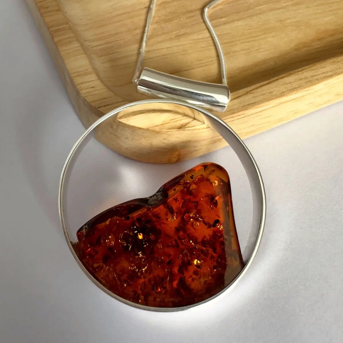 Wisiorek srebrny z koniakowym bursztynem no 20