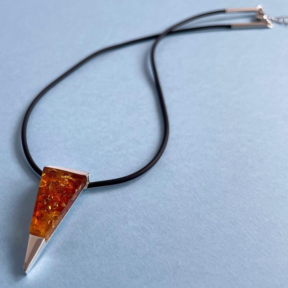 Nowoczesny naszyjnik srebrny z koniakowym bursztynem no 7