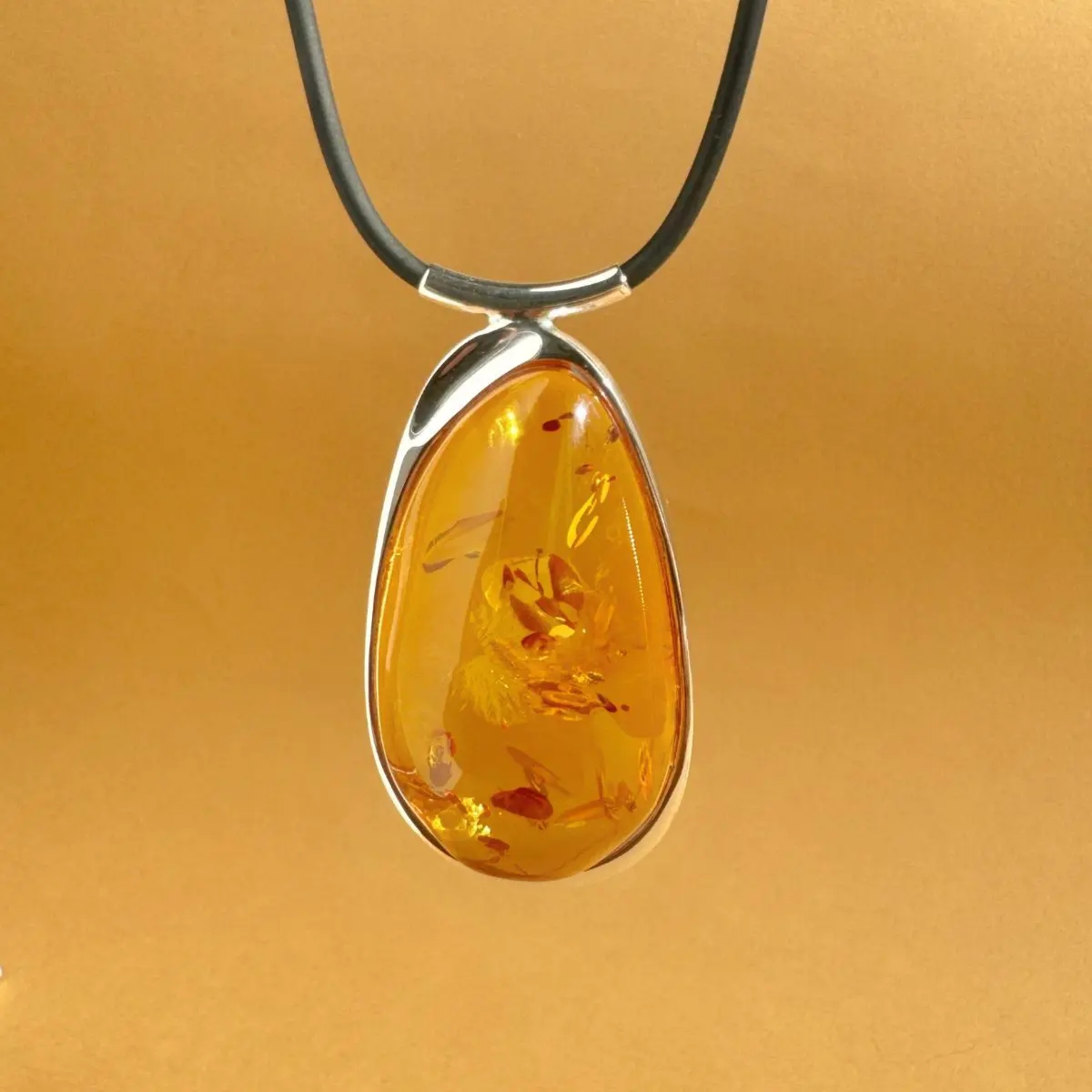 Naszyjnik srebrny z koniakowym bursztynem no 11