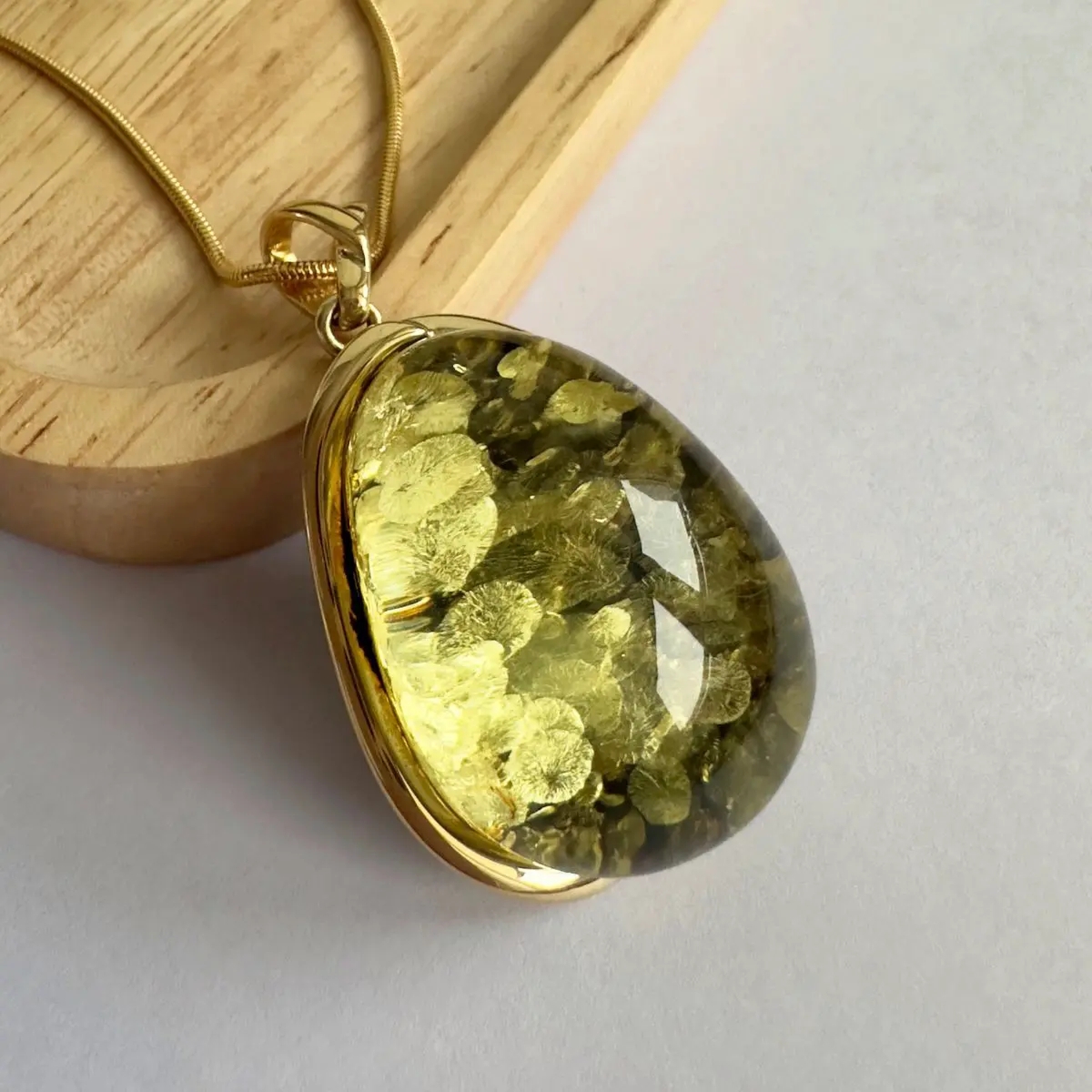 Wisiorek srebrny pozłacany z zielonym bursztynem no 1