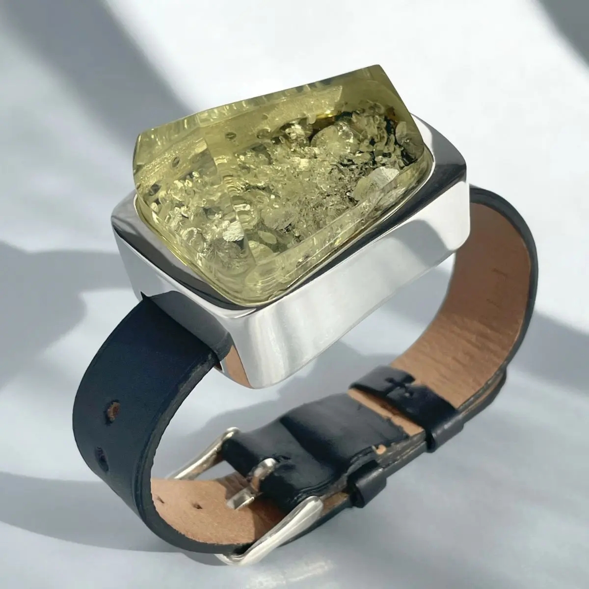 Bransoleta srebrna na czarnym pasku z zielonym bursztynem no 8