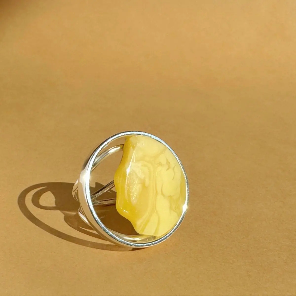 Pierścionek srebrny rozmiar regulowany z mlecznym bursztynem no 13