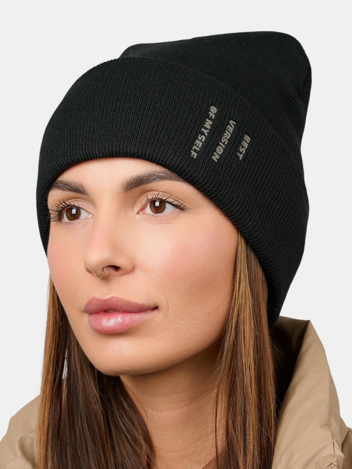 Czapka z ozdobnym akcentem