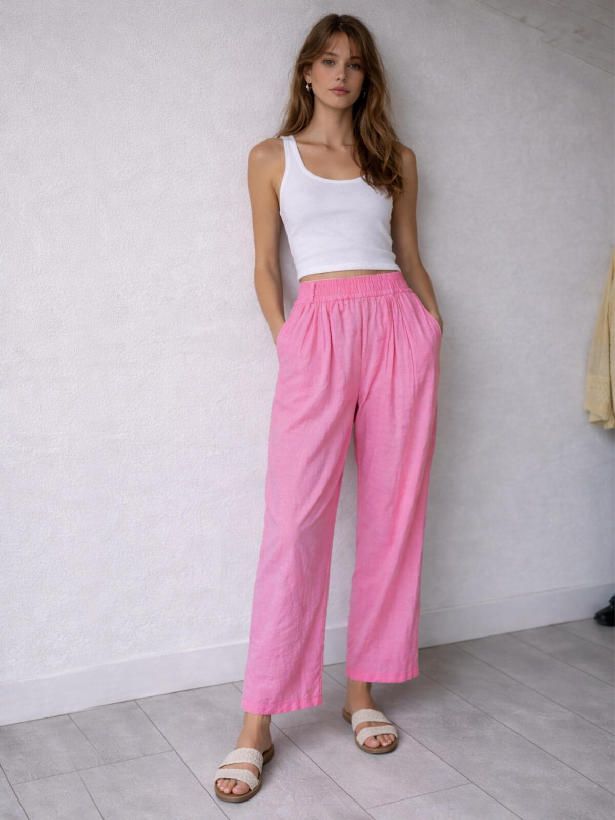 Materiałowe spodnie z kieszeniami