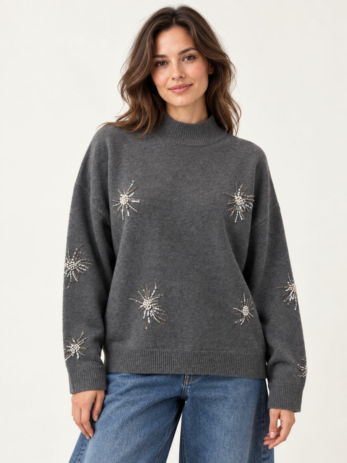Sweter z ozdobnymi aplikacjami