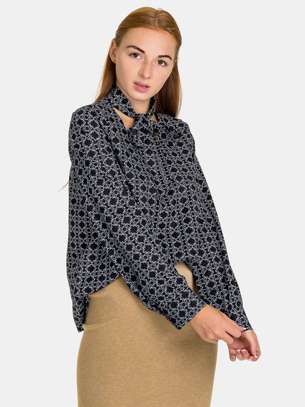 Wzorzysta bluzka z wiązaniem