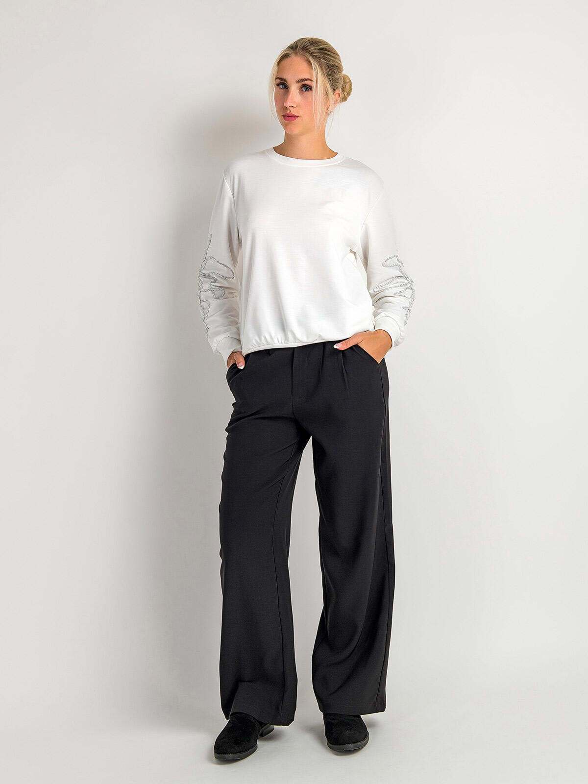 Bluza z ozdobnymi rękawami