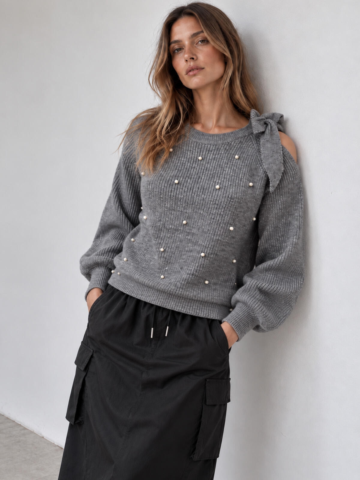 Sweter z wiązaniem i perełkami