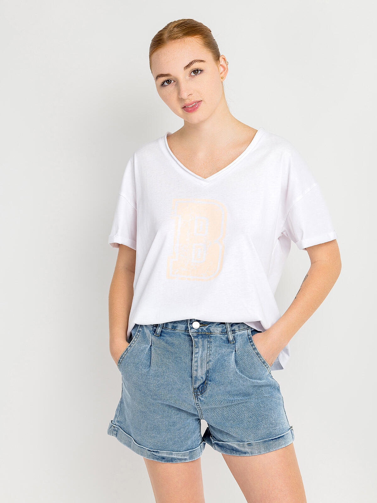 
						T-shirt z dekoltem w serek
					