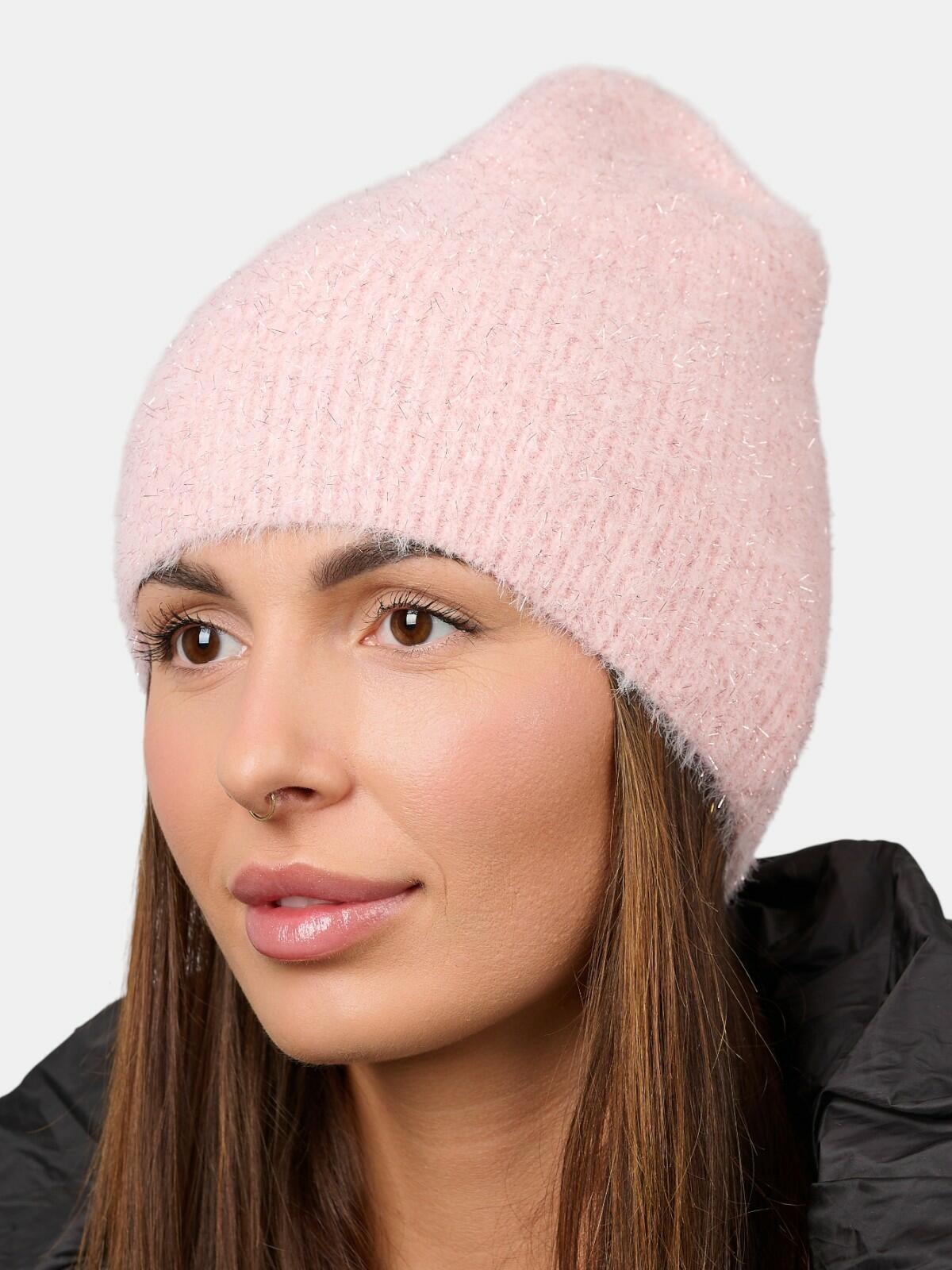 Czapka z błyszczącą nitką