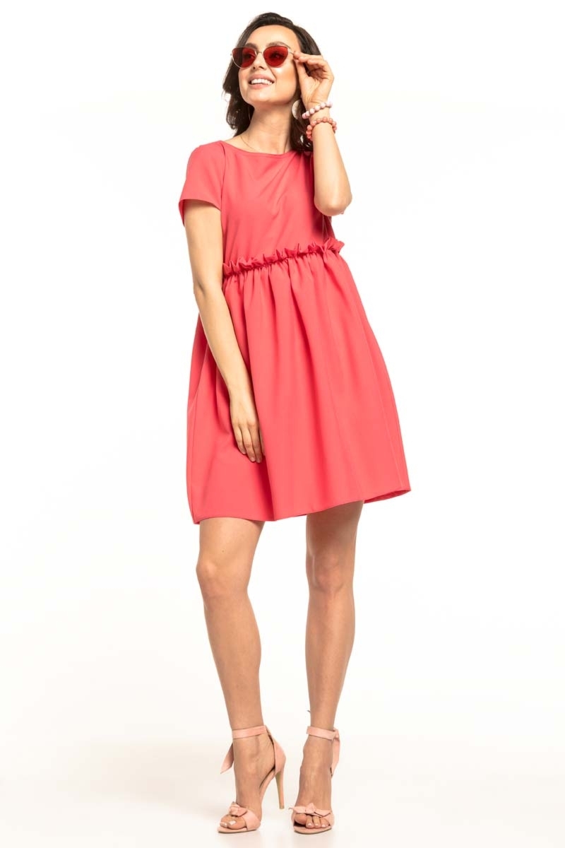 Rozkloszowana sukienka z małą falbanką - koralowa - Rozmiar: M