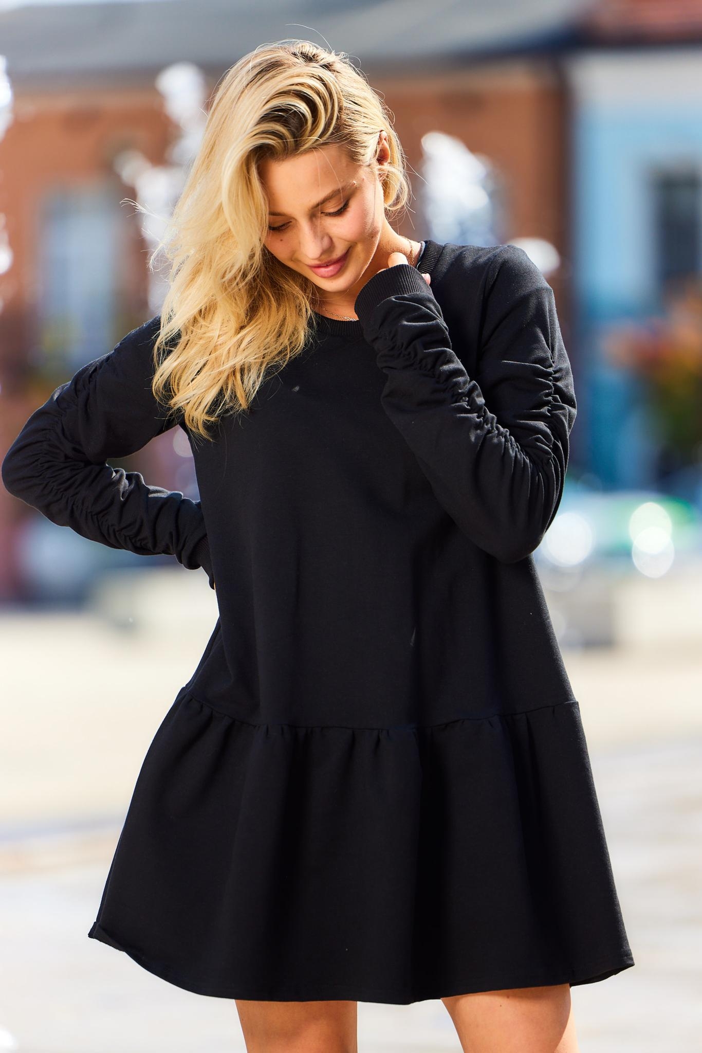 Krótka sukienka z marszczeniem na rękawach - czarna - Rozmiar: XL