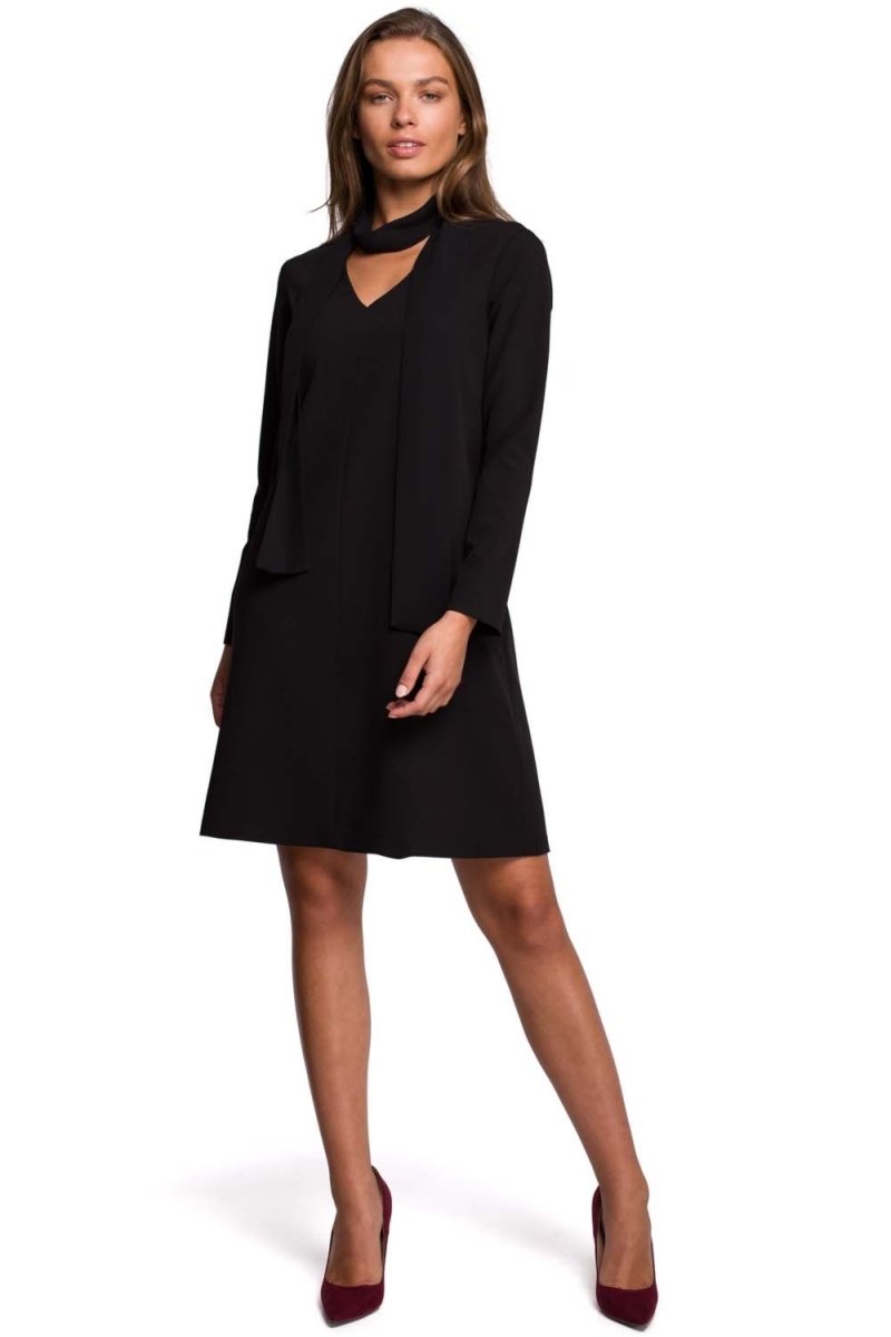 Trapezowas sukienka z ozdobnym dekoltem - czarna - Rozmiar: M