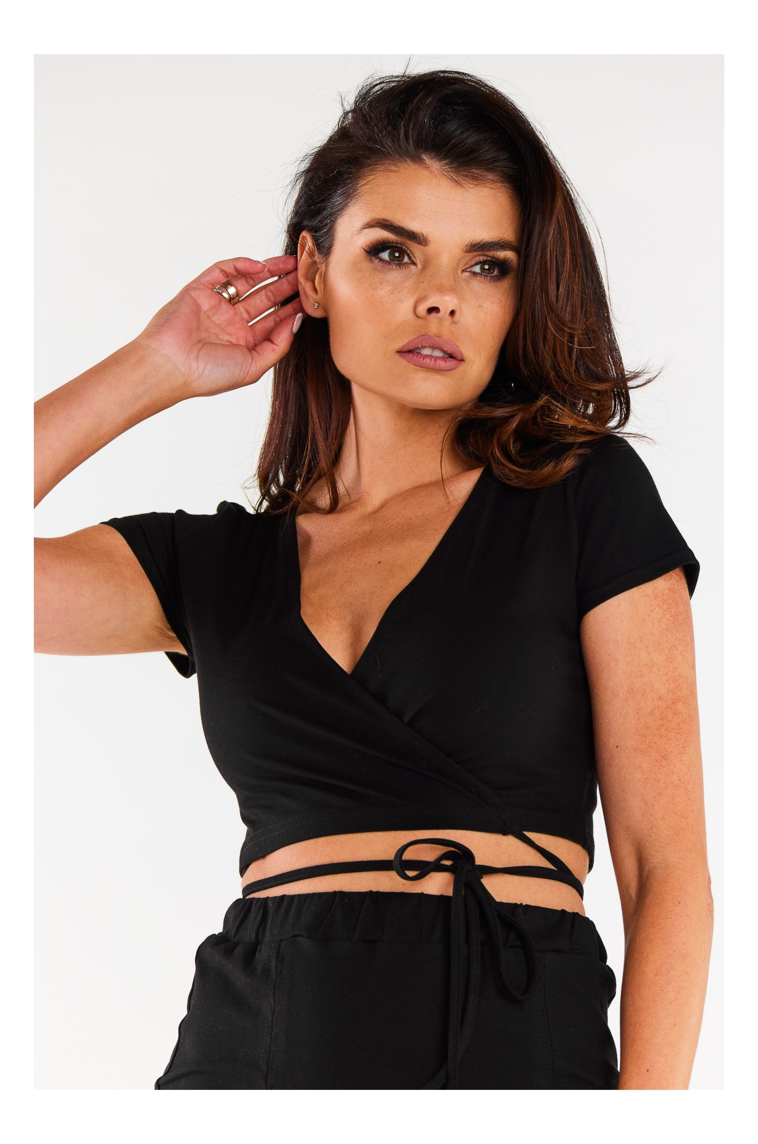 Krótki top z kopertowym dekoltem - czarny - Rozmiar: M