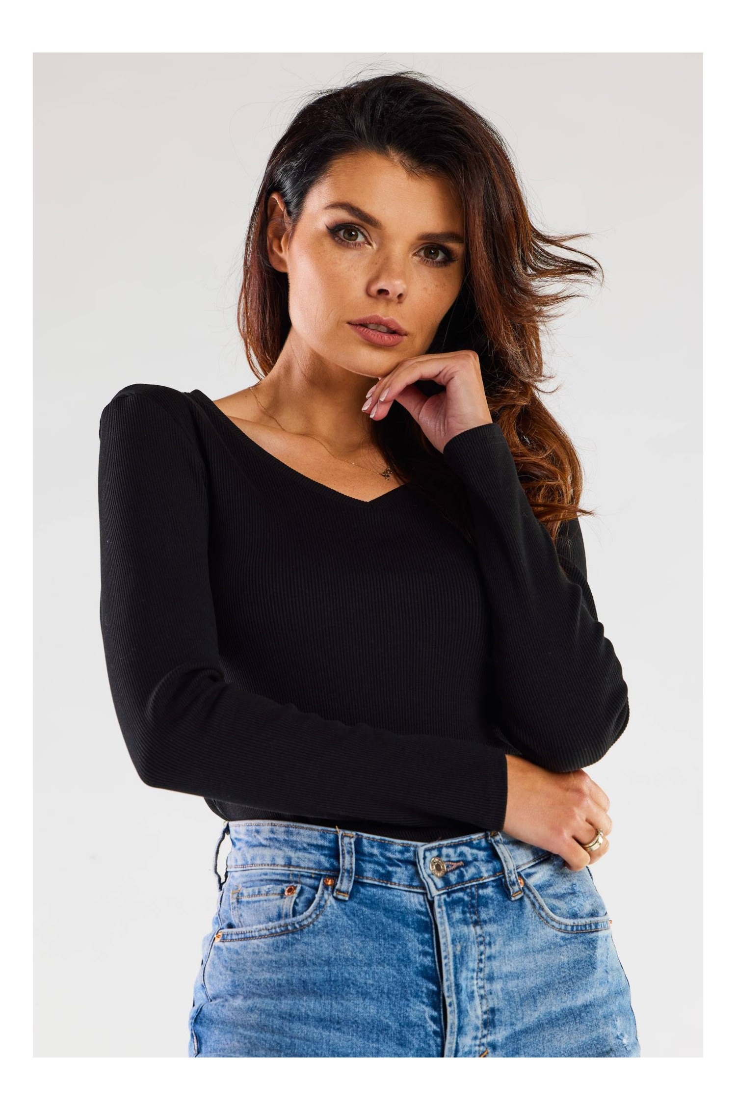 Dopasowana bluzka z dekoltem w szpic - czarna - Rozmiar: M