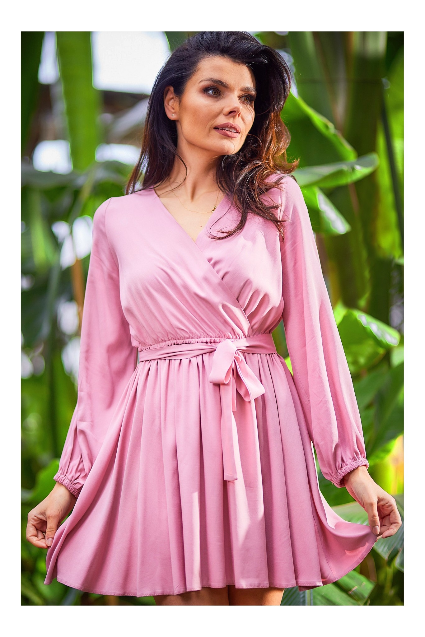 Rozkloszowana sukienka mini z dekoltem V - różowa - Rozmiar: M