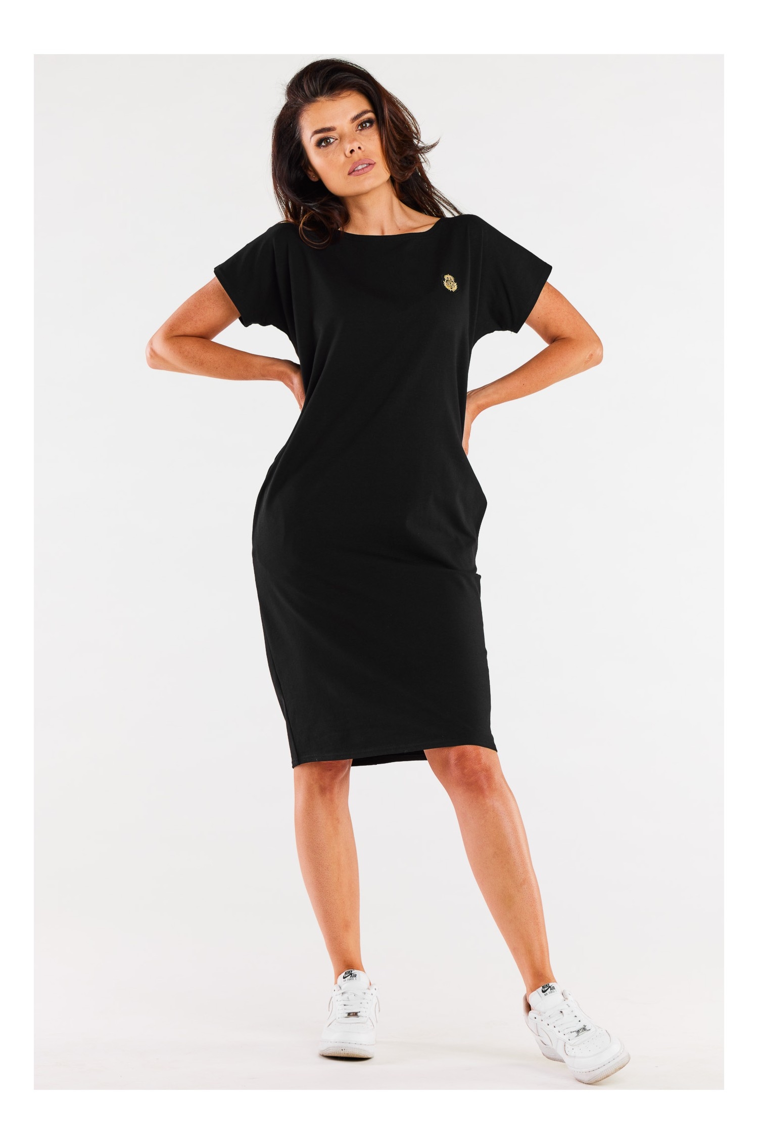 Prosta dzianinowa sukienka z aplikacją - czarna - Rozmiar: M